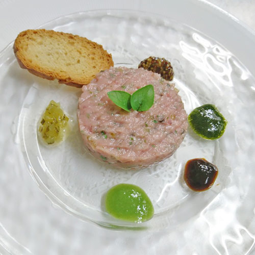 マグロのタルタル仕立て