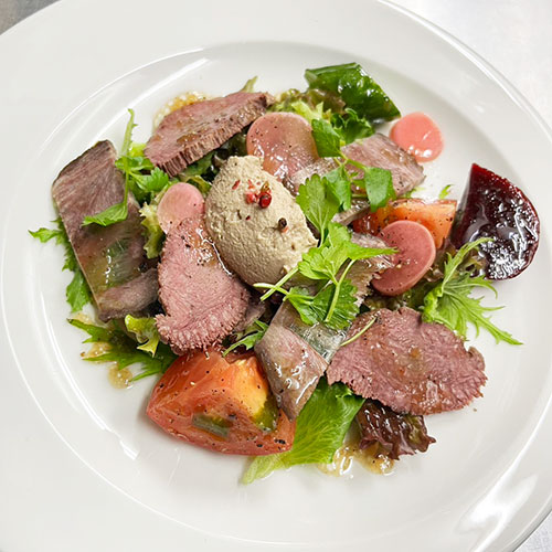 牛ほほ肉とタン、白レバームースの サラダ仕立てソワニエ風